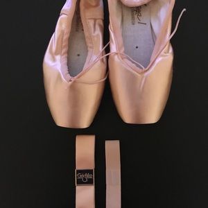 Pointe shoes, size 5 (S) xxx